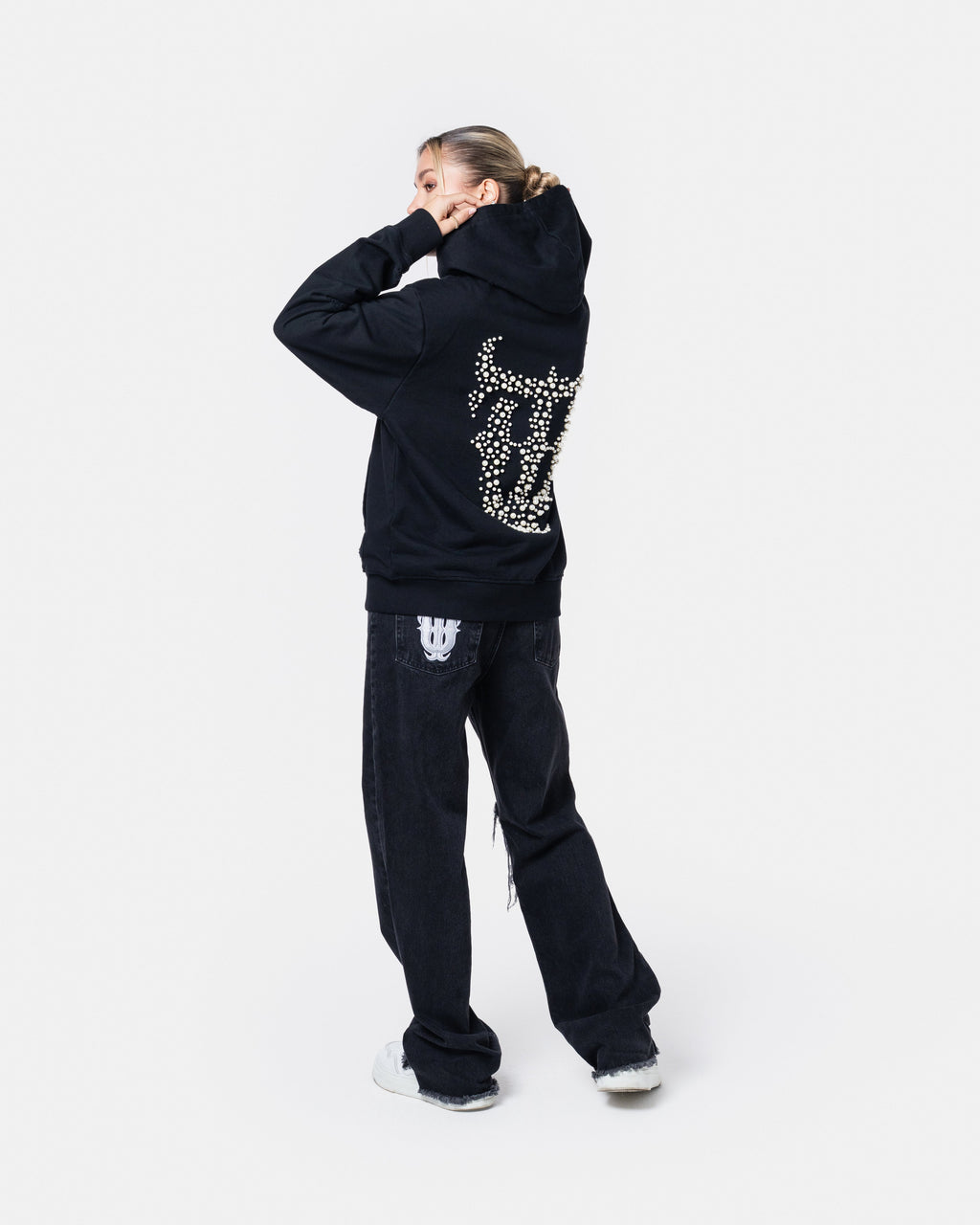 QT PEARL ZIPPER HOODIE BLACK